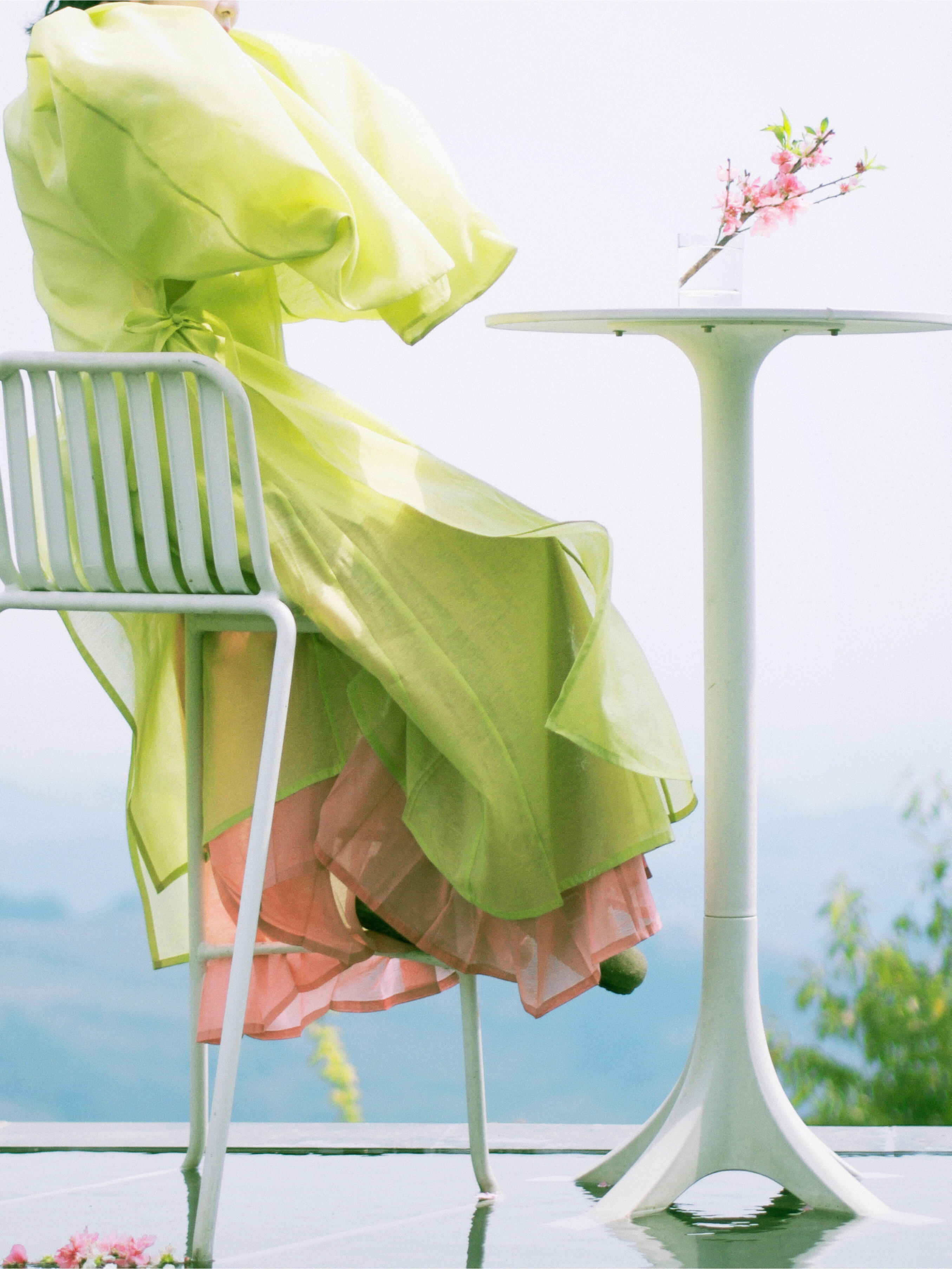 桃红柳绿，春天的气息，这小姐姐汉服配饰好漂亮。明制明制汉服