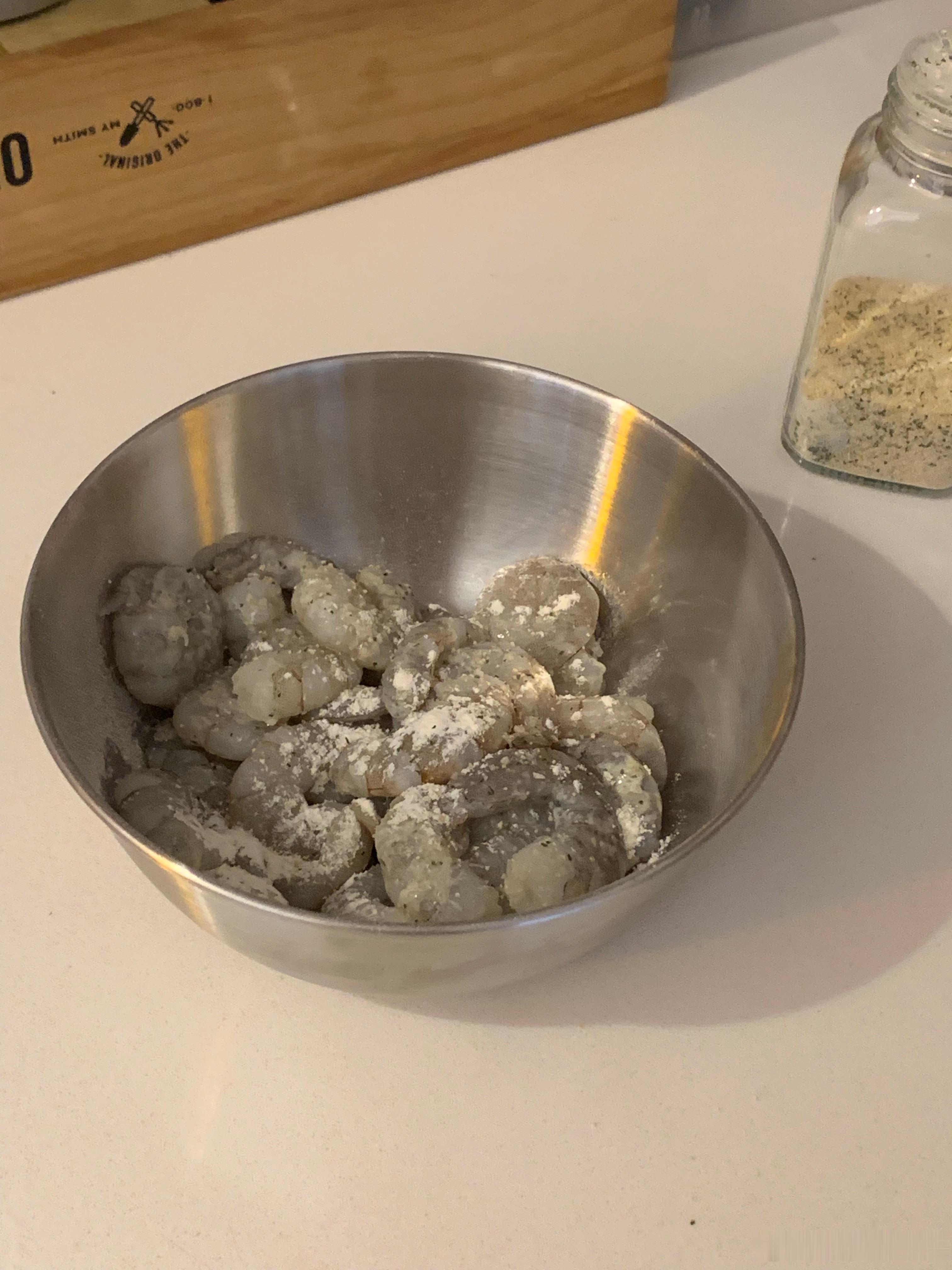 盒马这个冻虾仁是我吃过最像活虾的！裹点淀粉煎到两面焦焦的   出锅前撒盐和辣椒粉