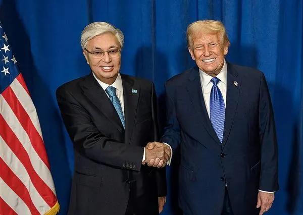 中亚五国领导人11月6日访问美国。当日特朗普在白宫会见到访的哈萨克斯坦，乌兹别克