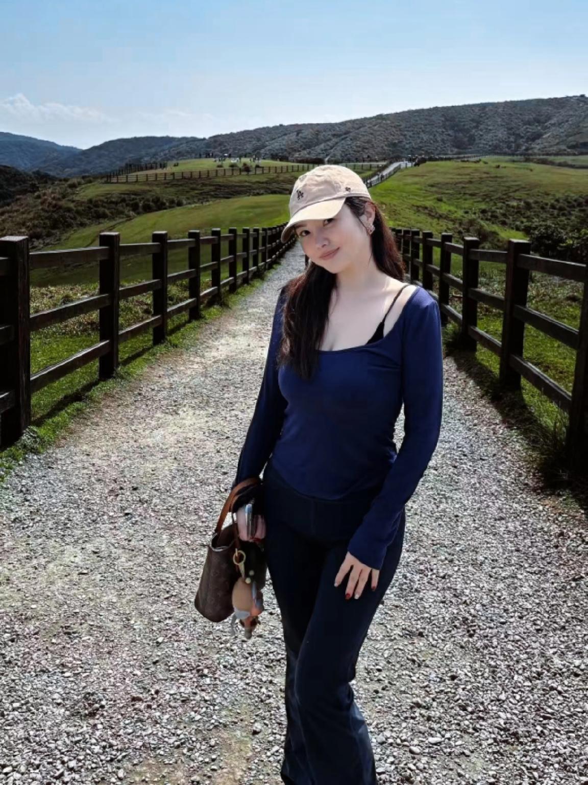 游擎天岗

文/朱珠
 
晴日勾我出家门，帽檐压眉趁晓风。
碎石路儿随栏转，青坡