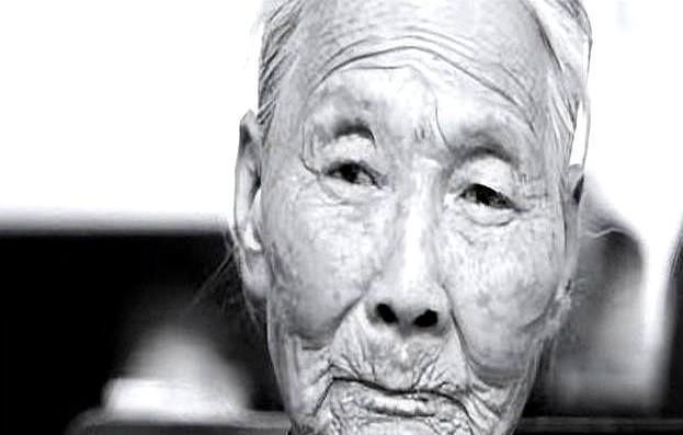 13岁，她说，一天要被糟蹋20多次，肚子被蹂躏到肿胀鼓起，那些日本兵就用军靴，一