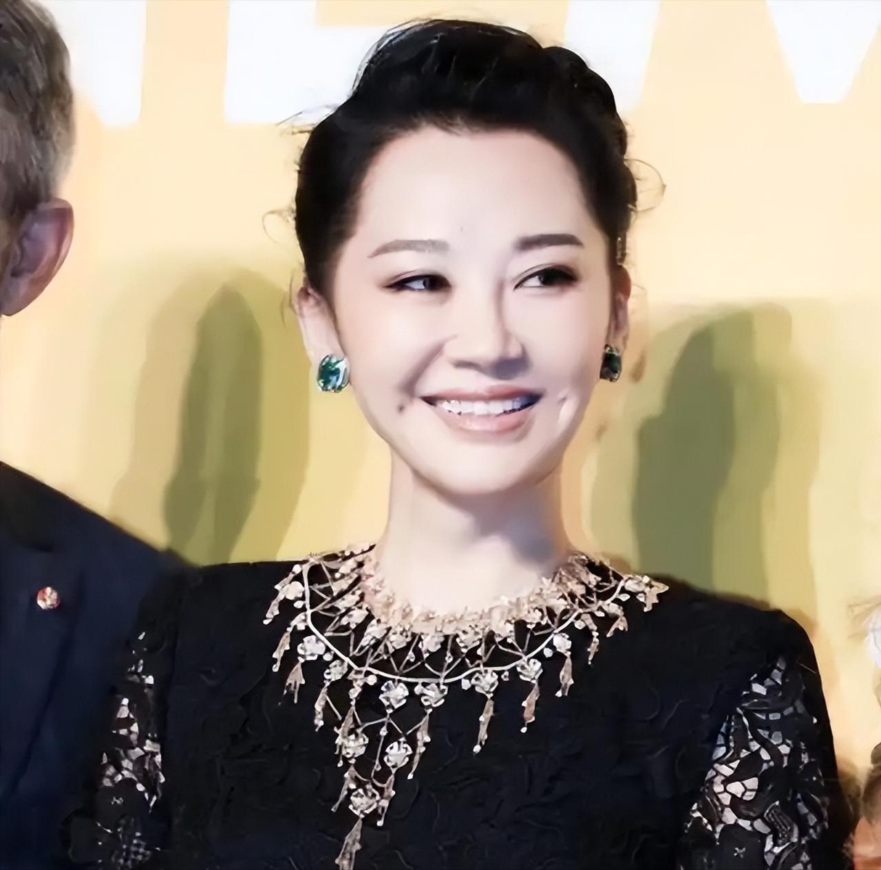 许晴50岁那年，姜文在发布会上夸她是 “美啊”！很多人只刷到剪辑出来的短视频，不