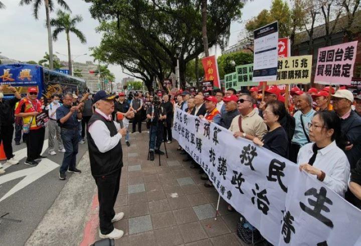 赖当局遭呛军购暴政！民团集结立法机构前抗议　吁拒当美国提款机

爱传媒 编辑部/