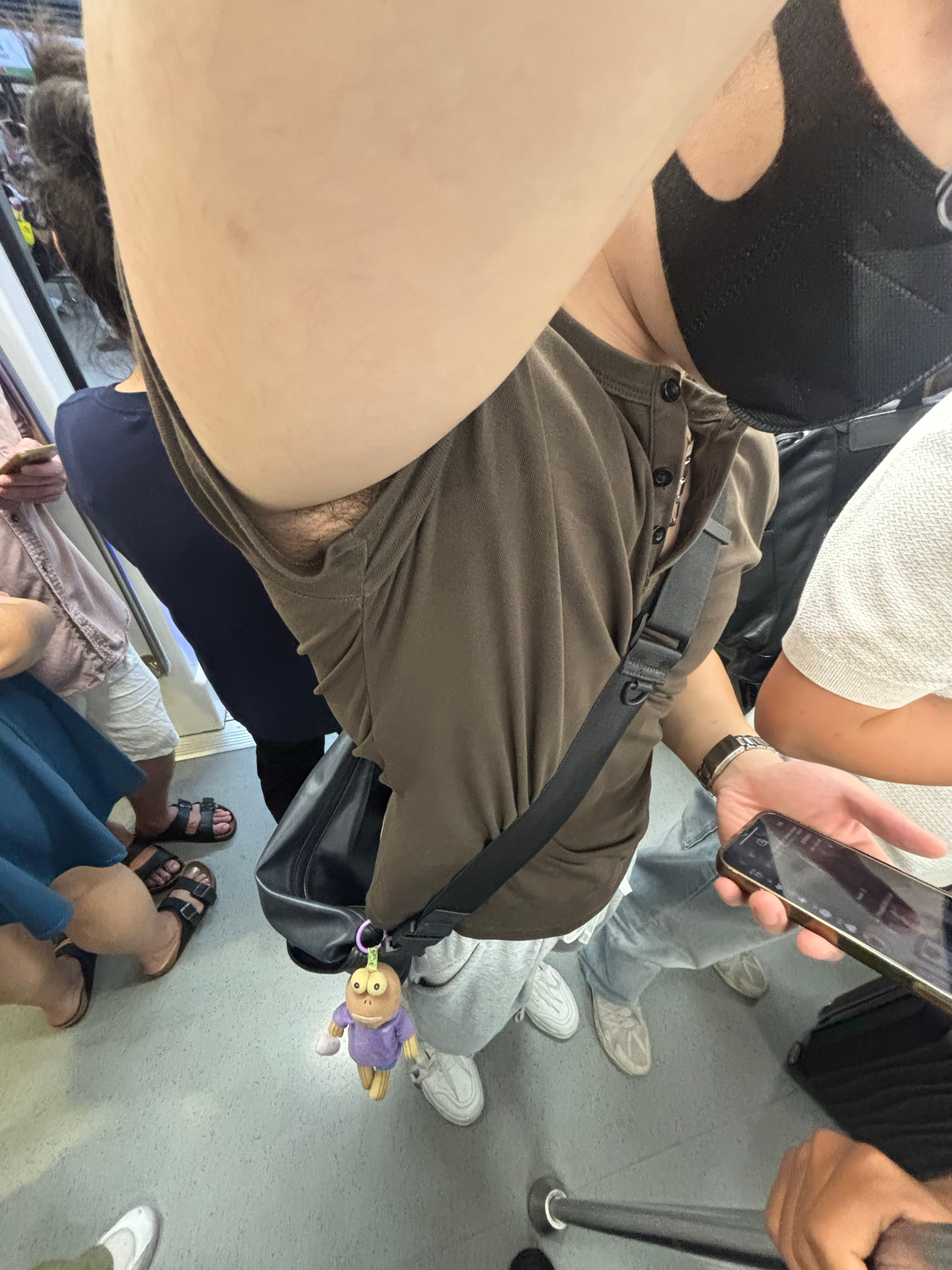 地铁挤的这位大哥的腋毛就这么赤裸裸的展现在我面前