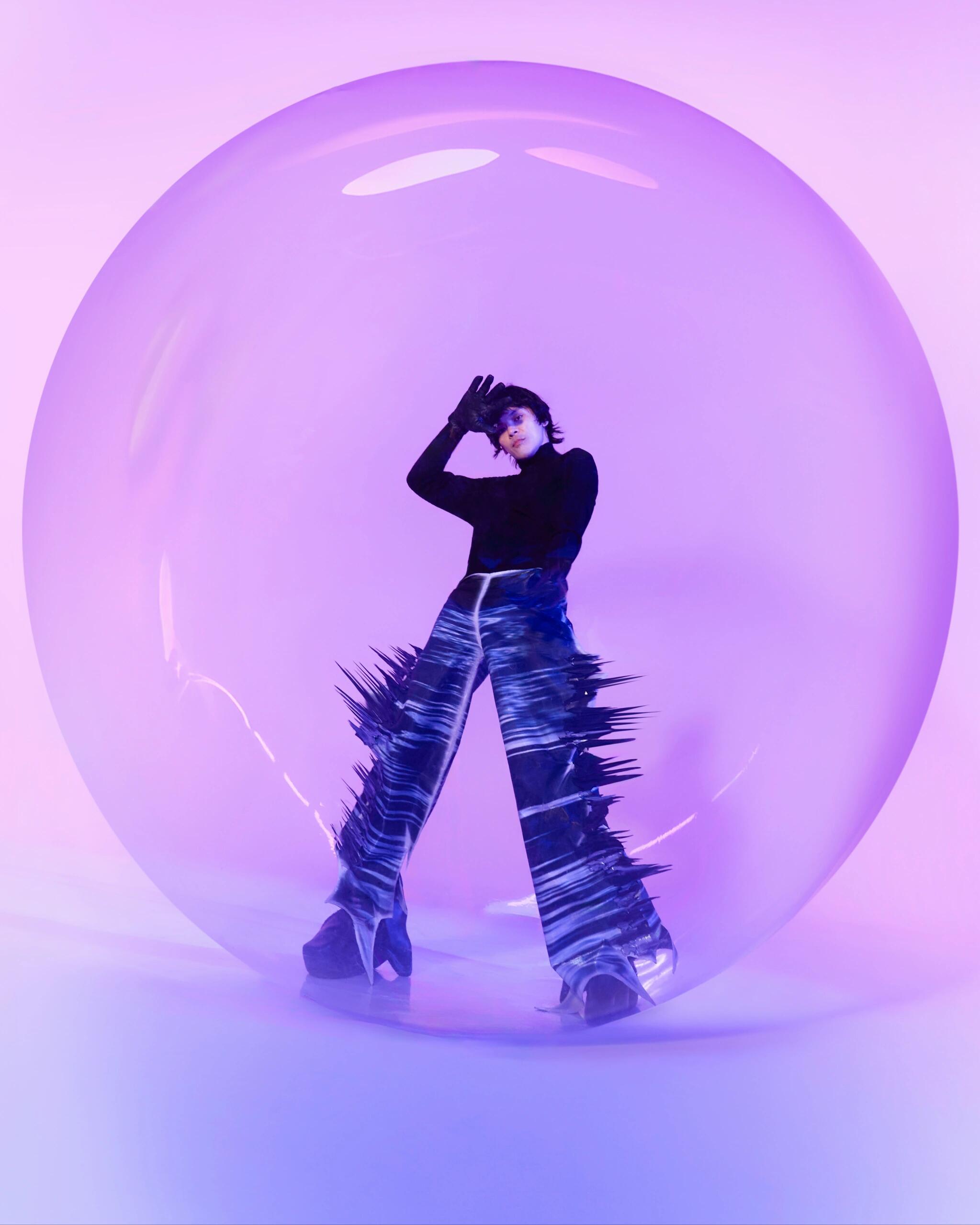 在活动现场，向佐用最自然的方式完成爱国教育。当路人说“你香港的”，他温和而坚定地