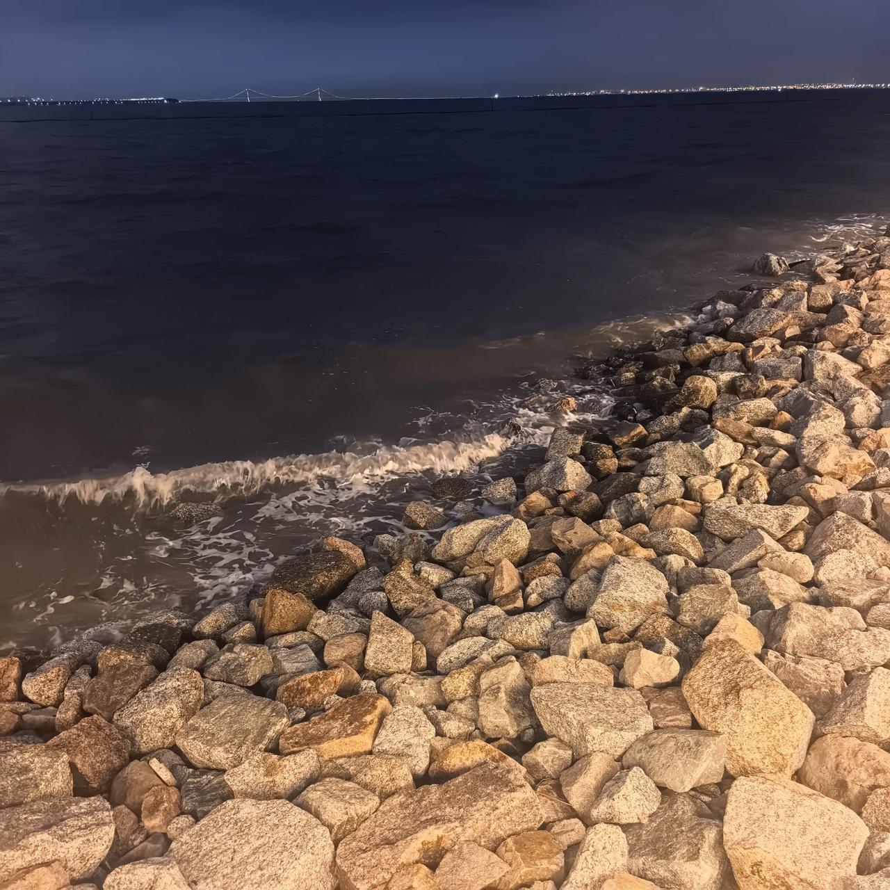 终于和忙碌的工作日告一段落，一头扎进夜色里的海边。

风从海面吹来，裹着微凉的湿