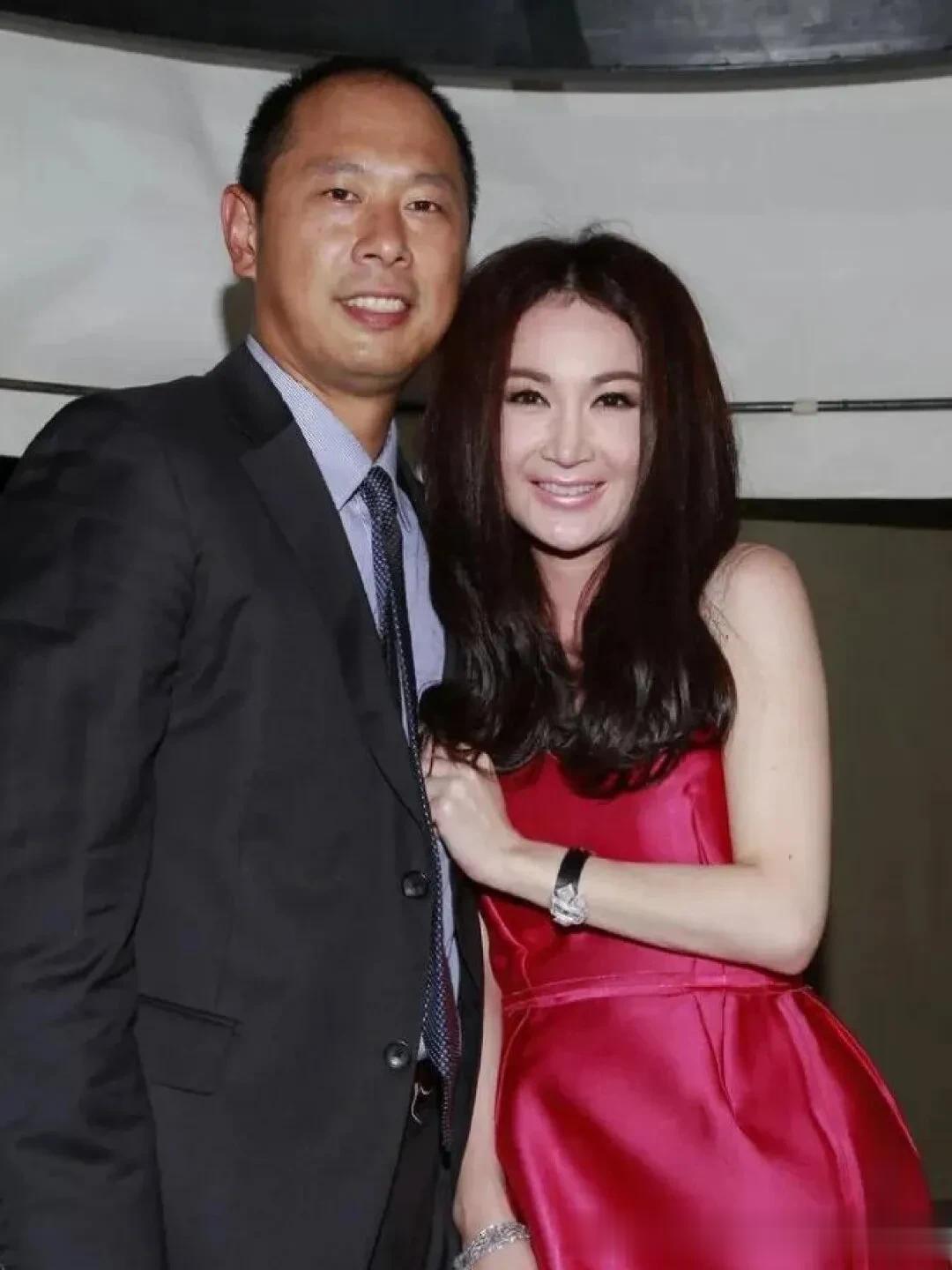 1997年，身价200亿的富豪何祖光对温碧霞一见钟情，母亲骂道：“你怎么会看上这