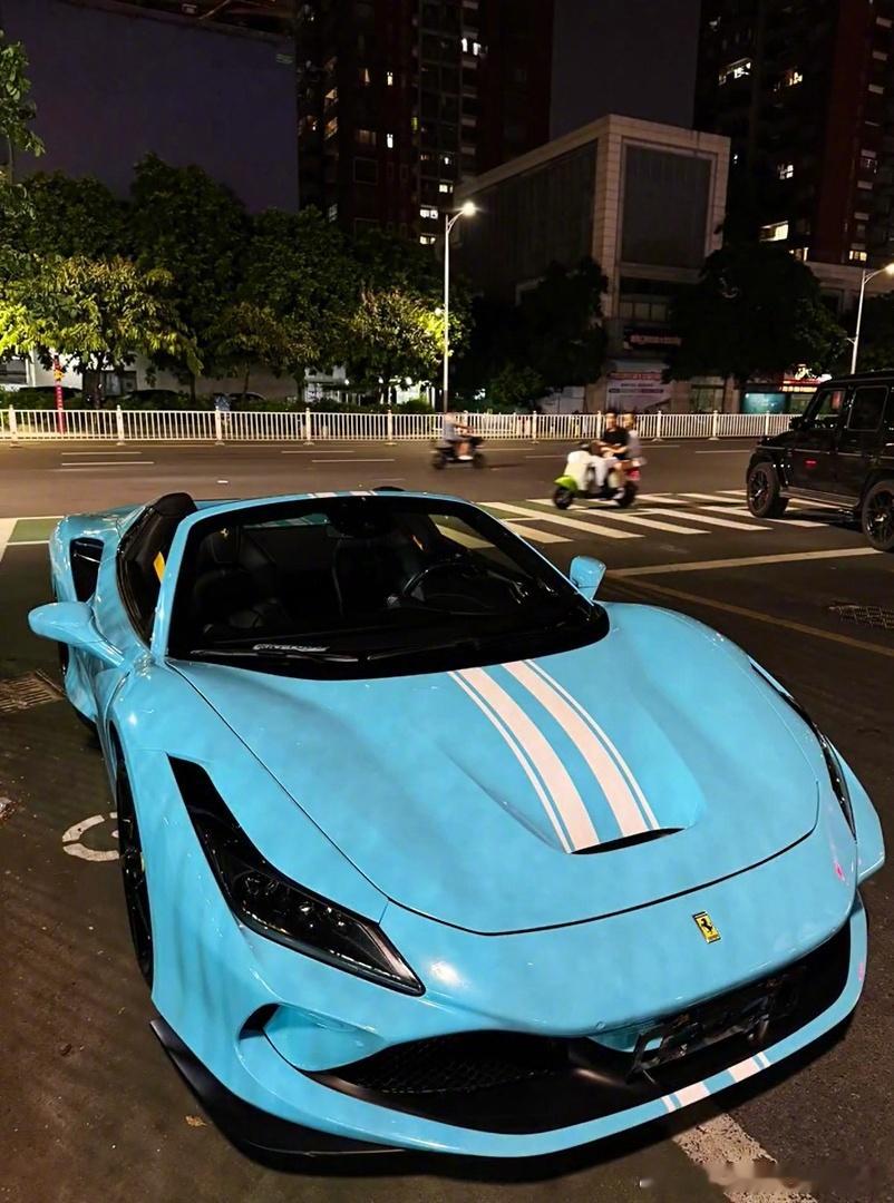 这个蓝色好清新，配上白色拉花点缀更是点睛之笔[憧憬] ​​​