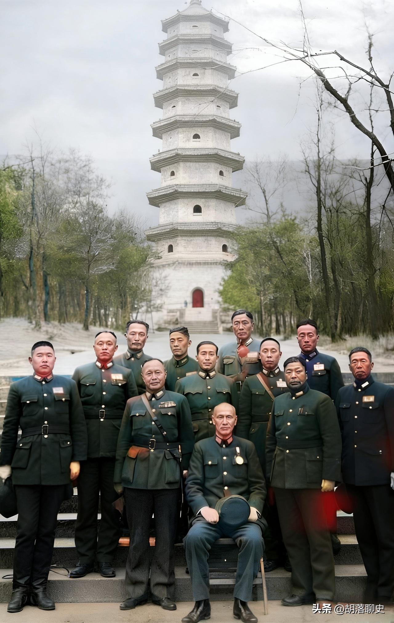 照片中的人物你能认出几个？
我只能认出站在蒋介石旁边的应该是何应钦和白崇禧，白崇