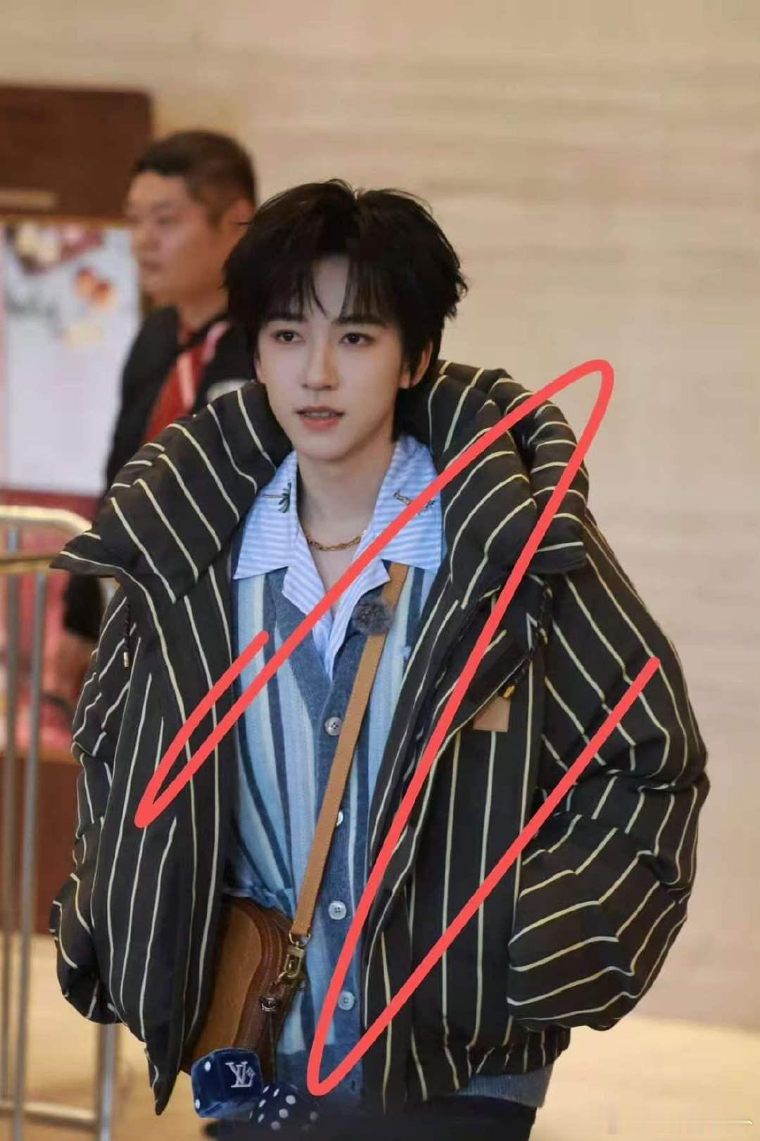 贺峻霖桃花坞上班录制贺峻霖桃花坞上班录制路透 贺峻霖桃花坞上班录制路透来啦！！！