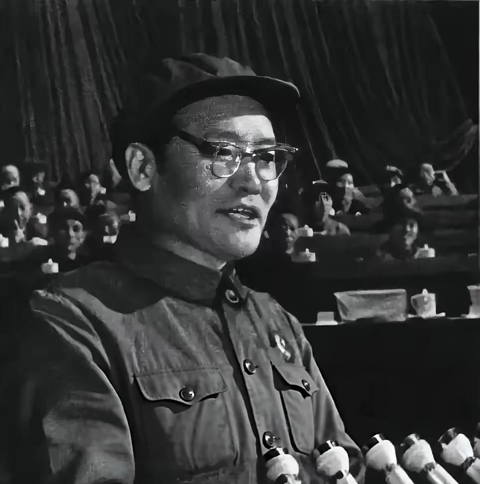 1988年，纪登奎吃完一碗面条后外出散步，走到第三圈时突然扶住石榴树，对妻子说出