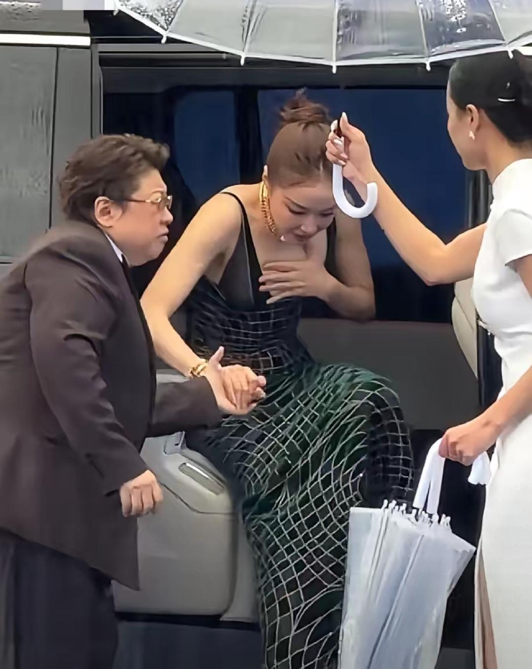 韩红和高叶一同出席北京国际电影节，现场下着瓢泼大雨…
娱乐 明星