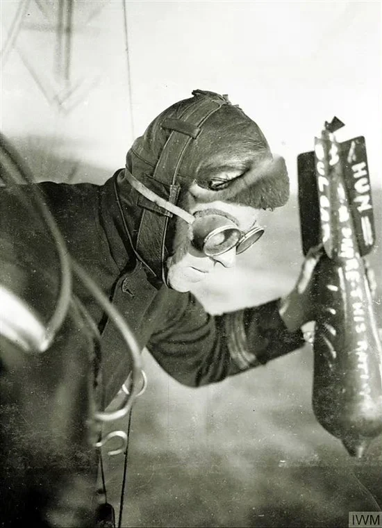 一战时期飞机的投弹方式和战斗机上的机枪
