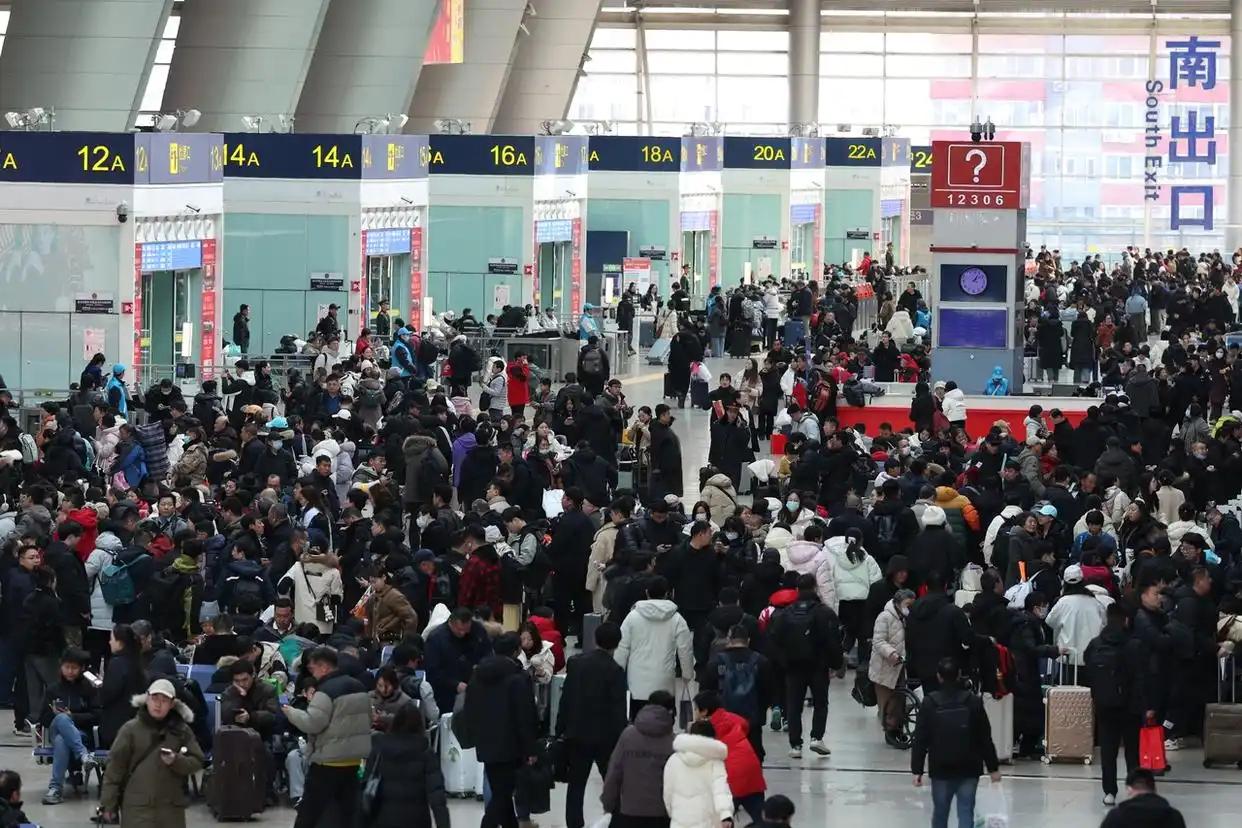 绝了！春运首日这波回家潮真的挤到离谱。
2026年2月2日春运启动，95亿人次迁