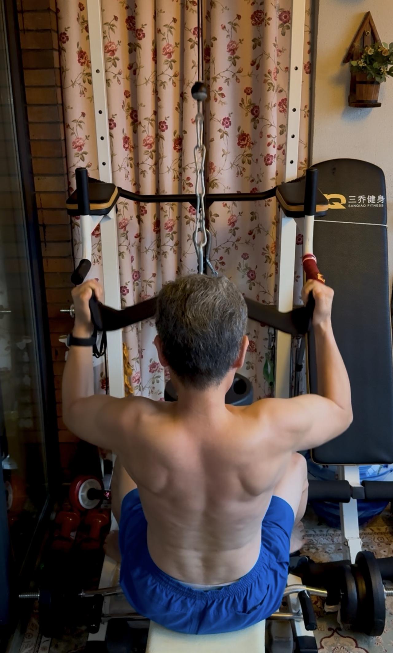 很多人都陷入一个误区：觉得肌肉块头越大、体格越壮，身体就越健康。

事实并非如此