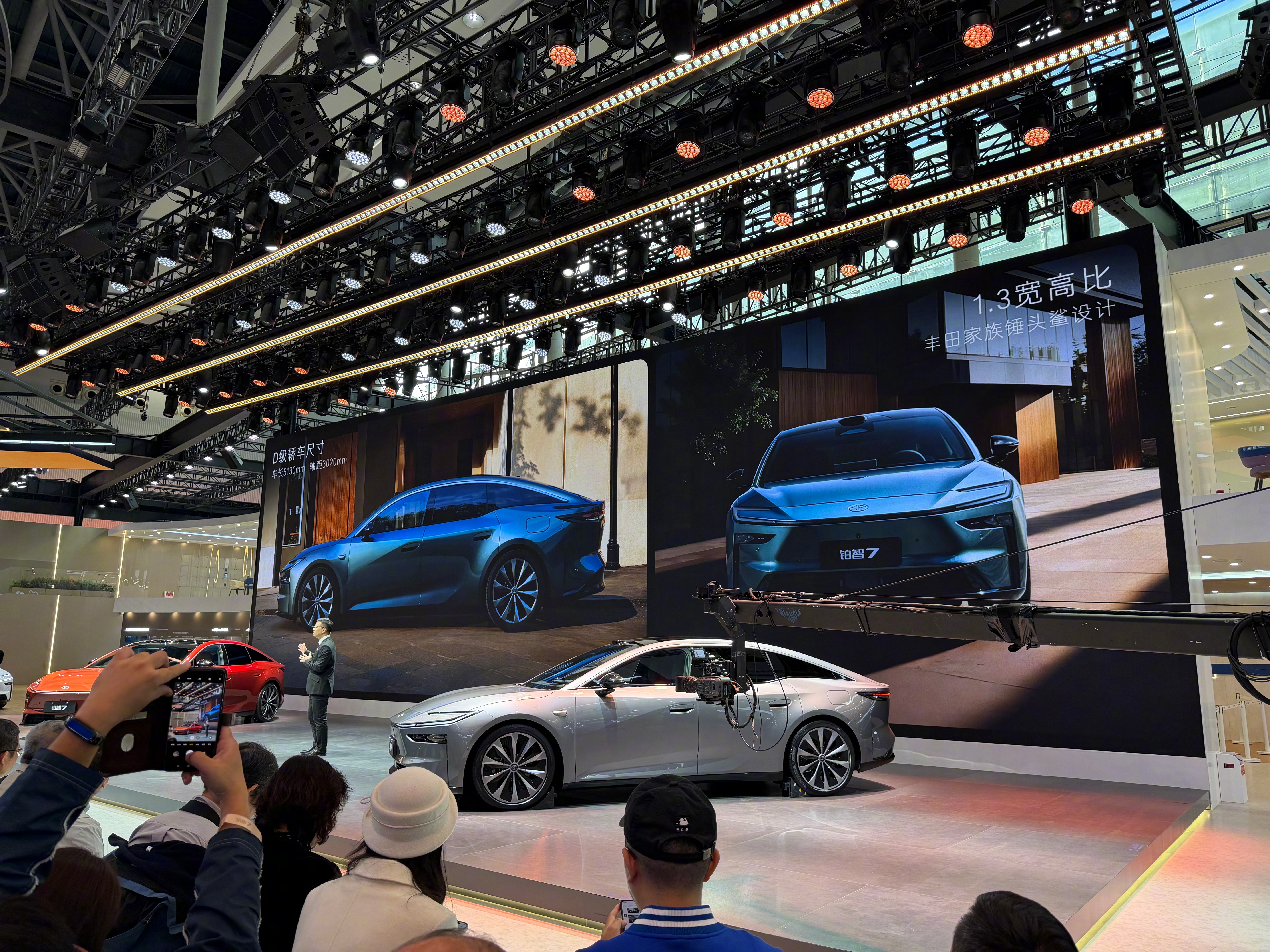 广汽丰田铂智7在广州车展迎来首次开门“鸿”，完整公开外观与内饰。作为丰田首款鸿蒙