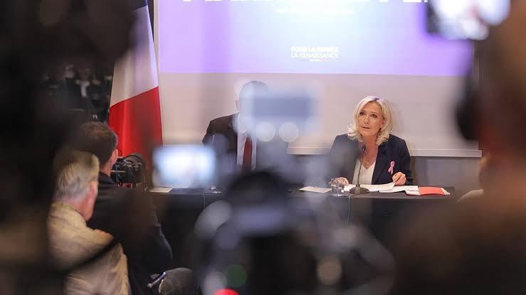 勒庞放话，若是当选法国不再给钱，还反对乌克兰加入欧盟
 
法国总统候选人勒庞近期