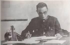 1949年，国军上将潘文华决定起义，却发现七姨太是特务，为了不打草惊蛇，他对七姨