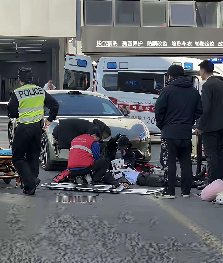 这新车车主也太心急了吧，这么窄的通道，还是从地库倒出来，在不熟悉车辆的情况下，应