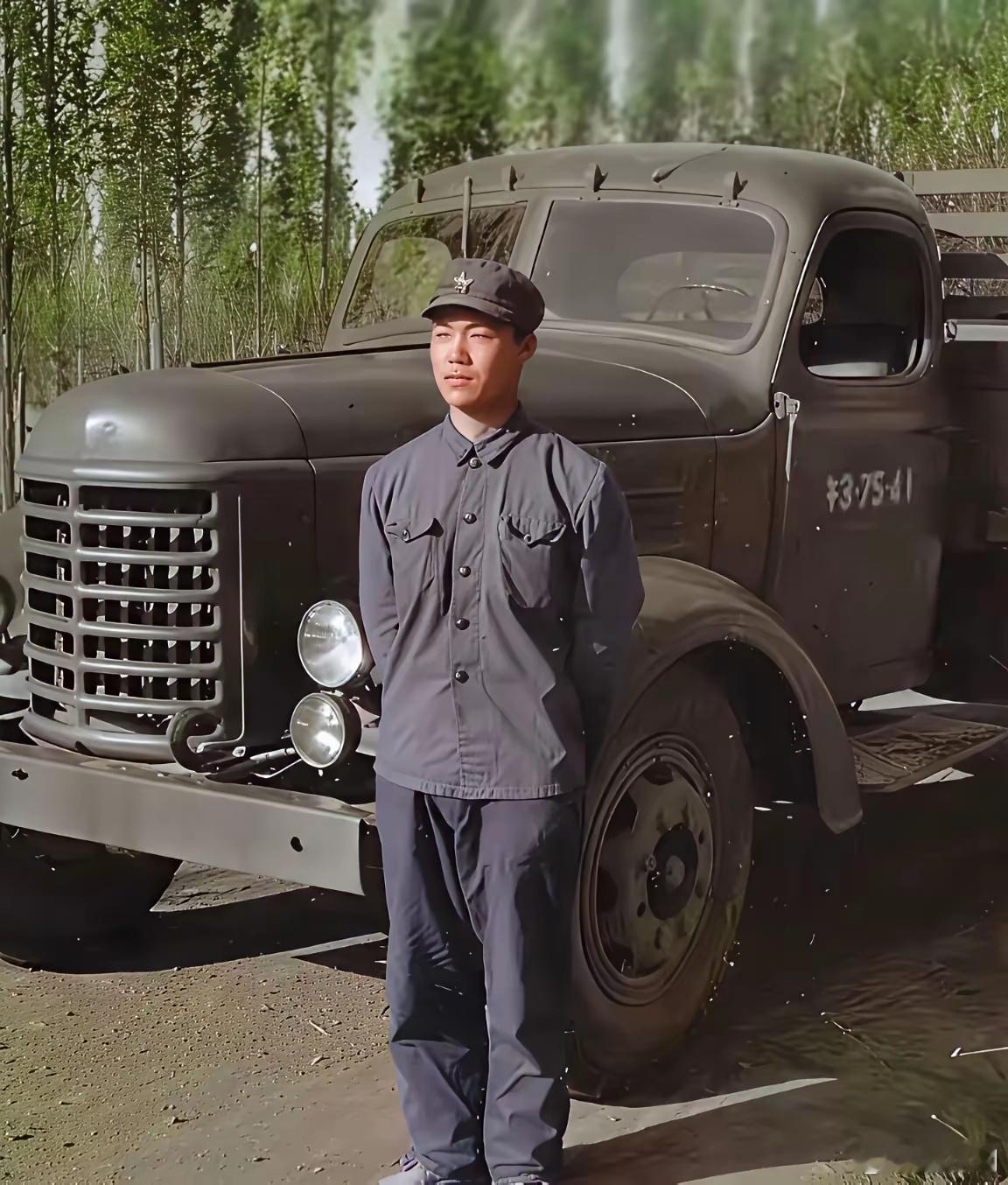 这个年轻帅气的解放军战士，你们知道是谁吗？ 