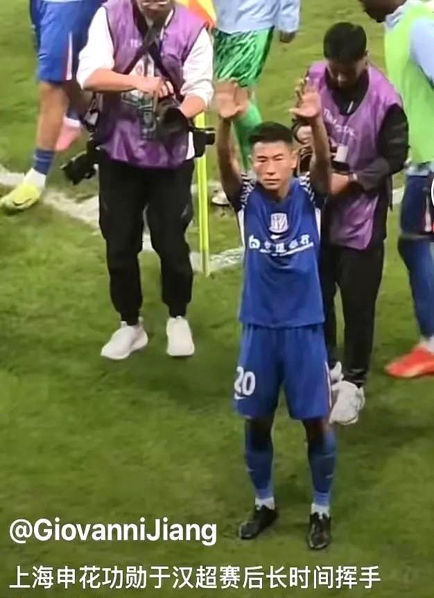 38岁的于汉超，没退役，先当起了教练。
申花U21训练场，他一边喊跑位，一边自己