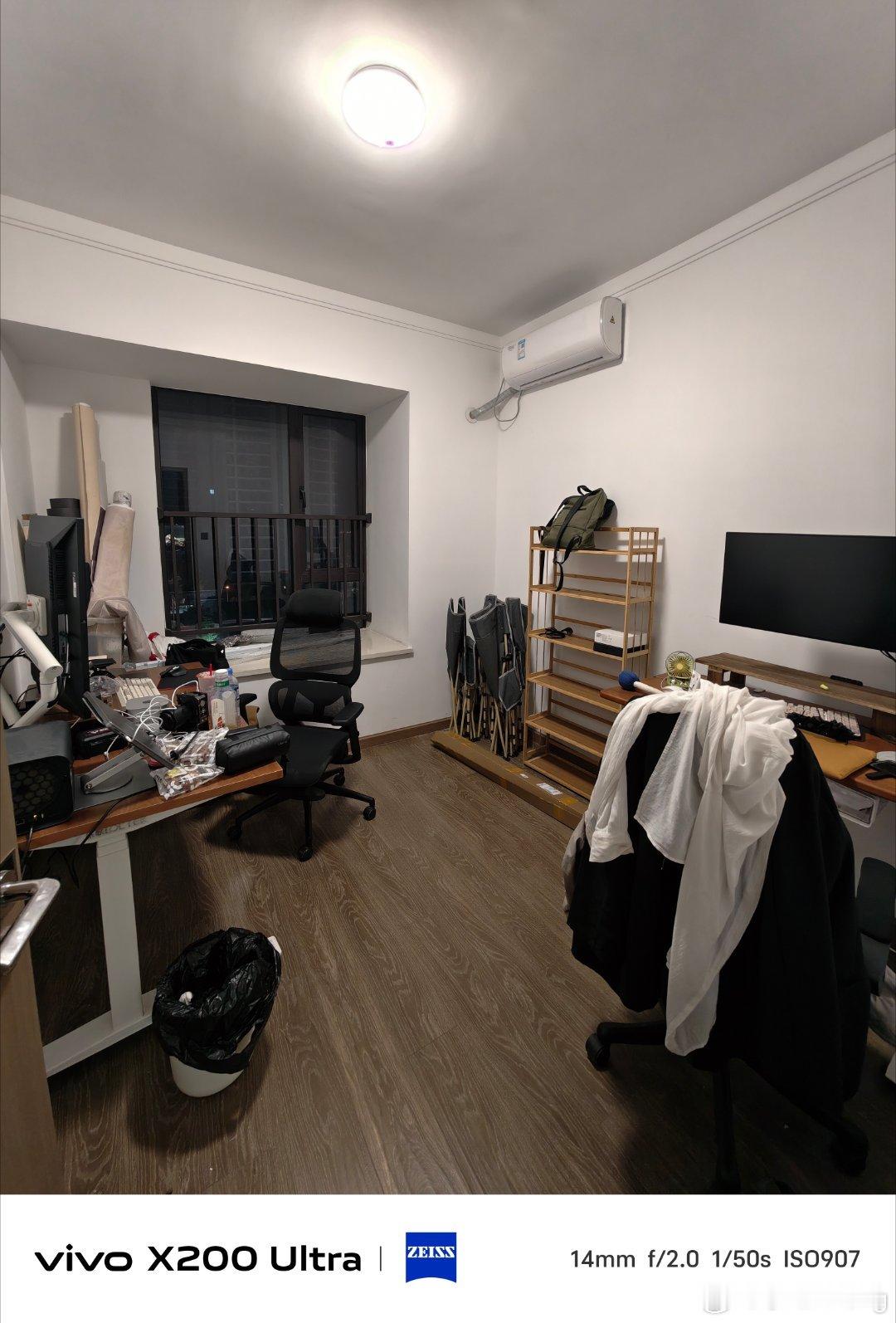新工作室的筹备又要开始了搬过来好久了今天把窗帘装上了还买了好多布置的装饰品但总觉