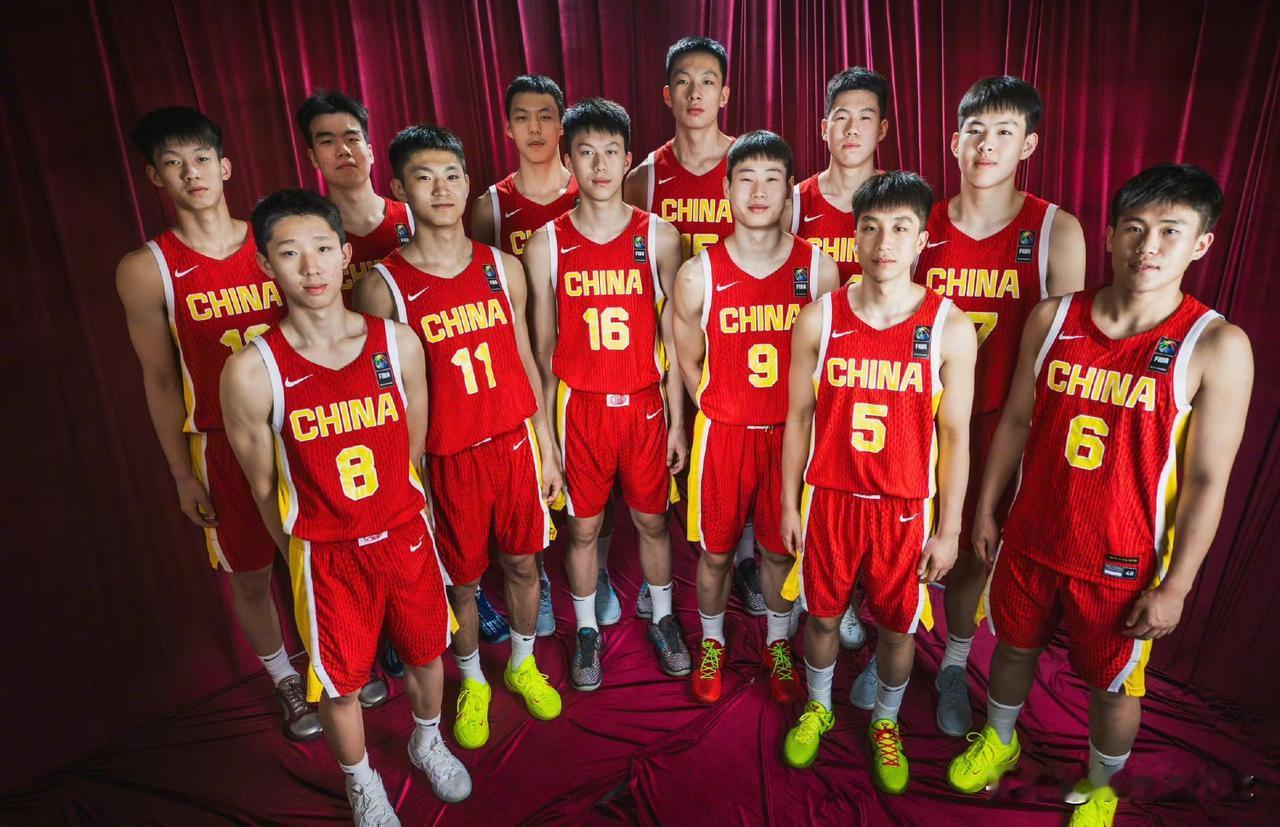 U17男篮进前十，还得是这帮小伙子，落后12分末节打出18-3得分高潮实现逆转