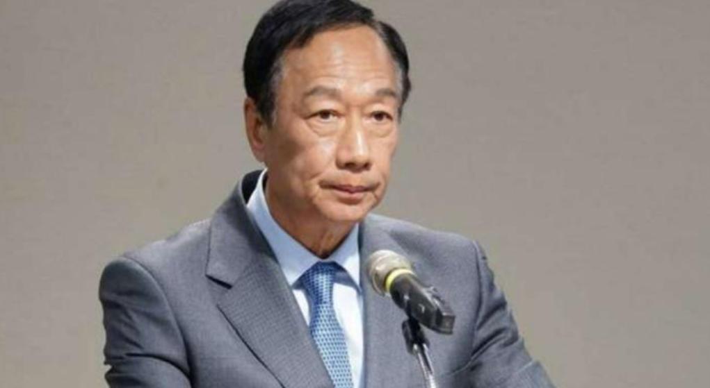 有一次富士康董事长郭台铭来到深圳的工厂视察，发现一个工人正在抽烟，于是就上前劝阻