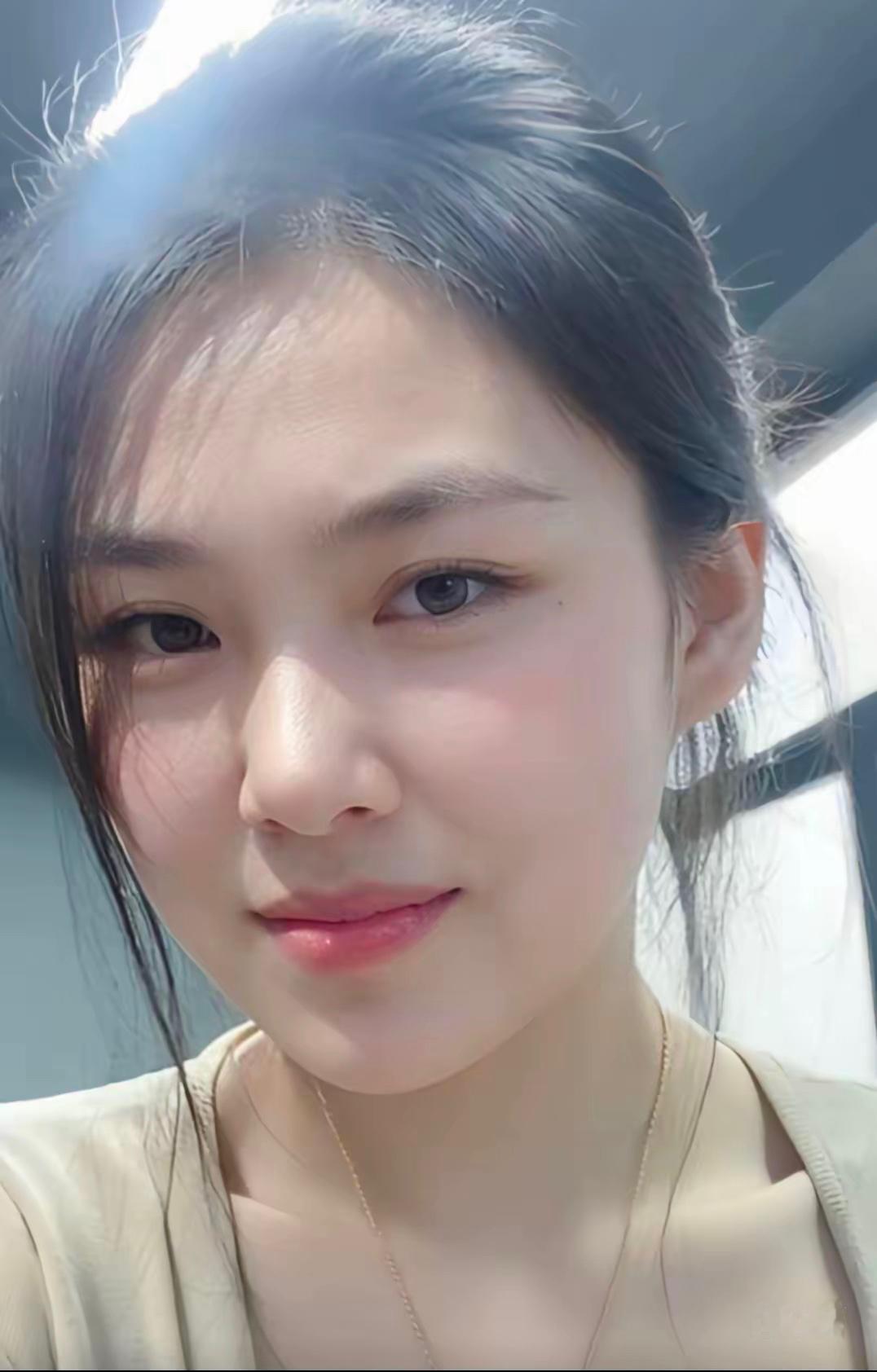 今儿大年初一，适合多看看美女。
无以挑剔的面相，真的太美了！  
女孩子的福气：