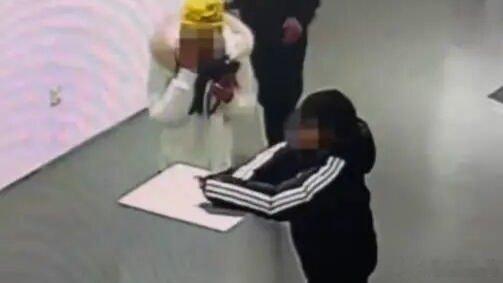 凤凰新闻【美术馆回应“4斤黄金凤冠损毁”：张先生本人将卡槽式保护罩换成防尘罩】近