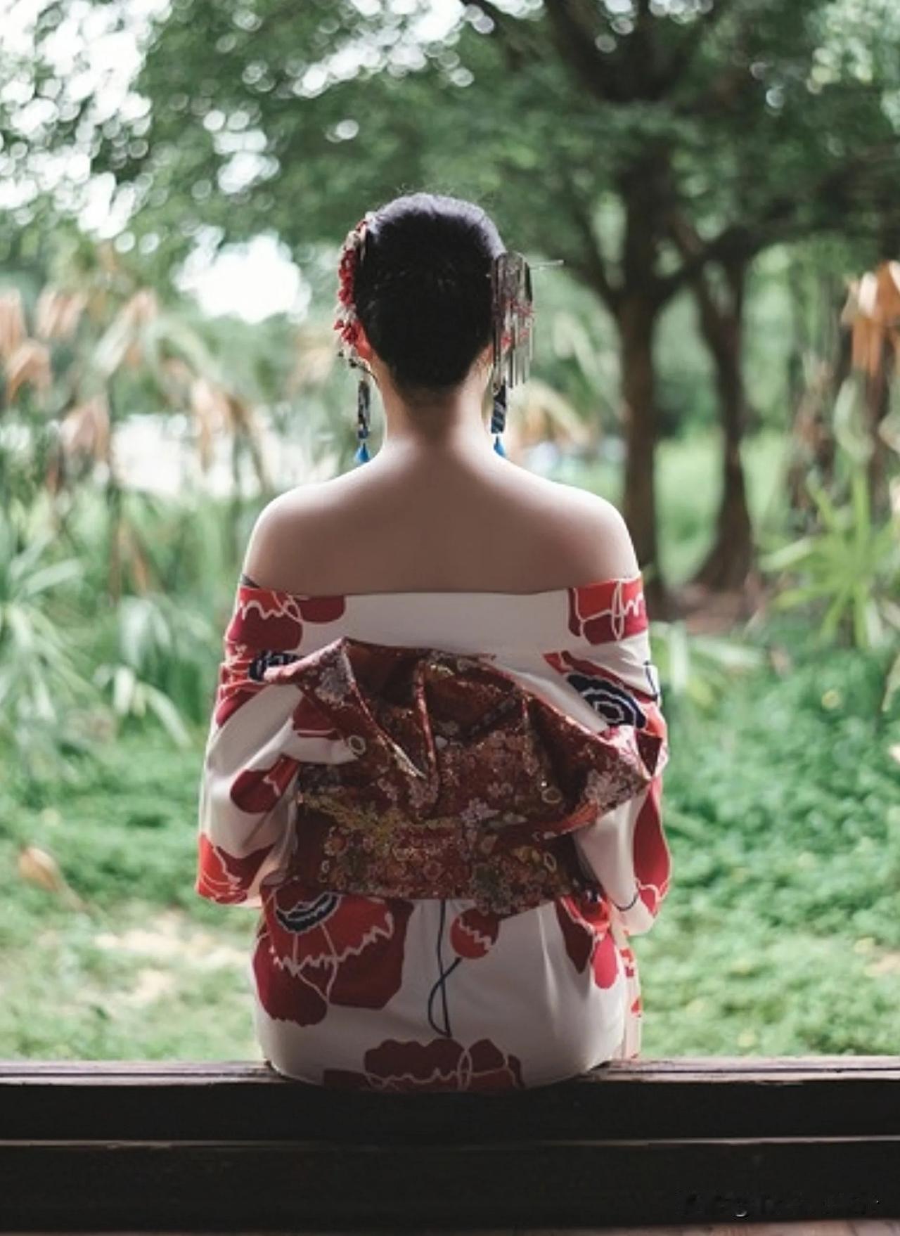 日本横滨港，有市民在公园游玩时隐约看到一具尸体漂浮在海上，当时市民还不确定那是一