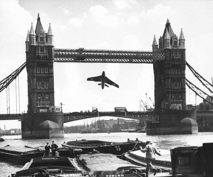 1968年，英国皇家空军飞行员艾伦·波洛克驾驶他的霍克猎人喷气式飞机飞越伦敦塔桥
