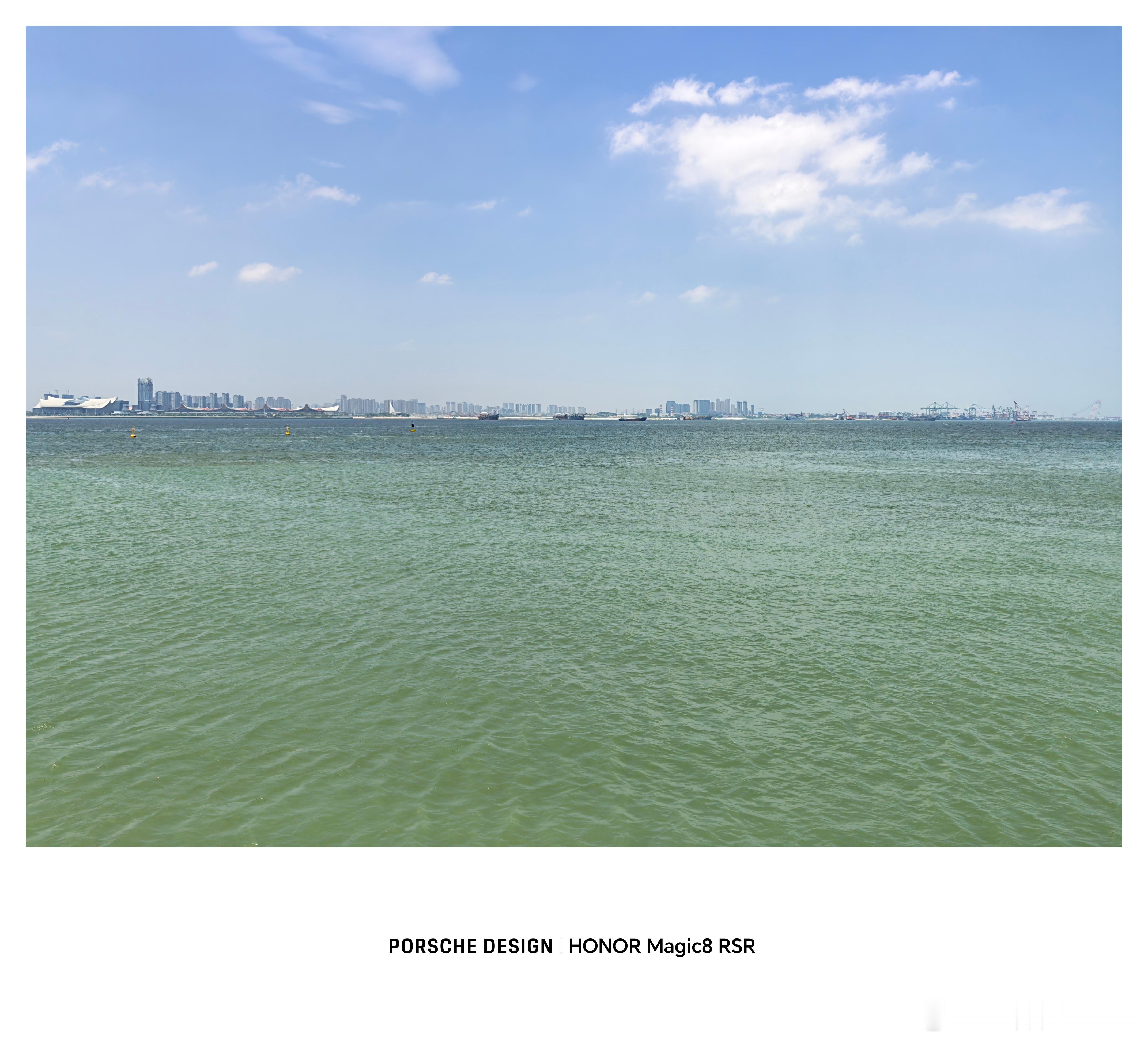 今天厦门的天气，也太好了！海边风景漂亮的像漫画一样，就是热热热冒烟了。外面拍一会
