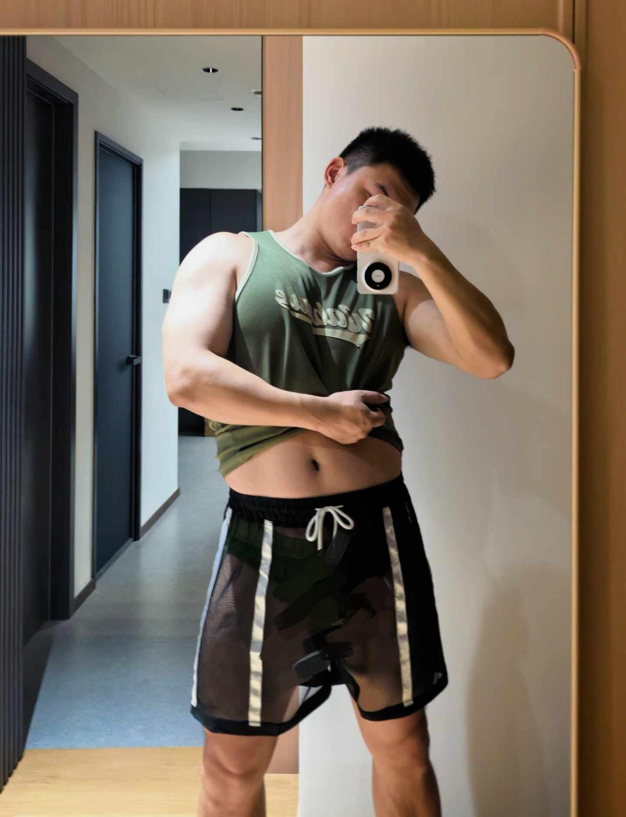 明天户外玩水穿搭
脂包肌 穿成这样出去晒 健身打卡
