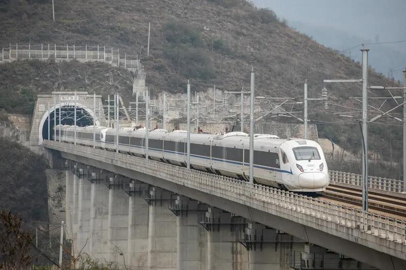 今日，我国时速350公里高铁的最长隧道——渝昆高铁宜良隧道成功贯通。宜良隧道地处