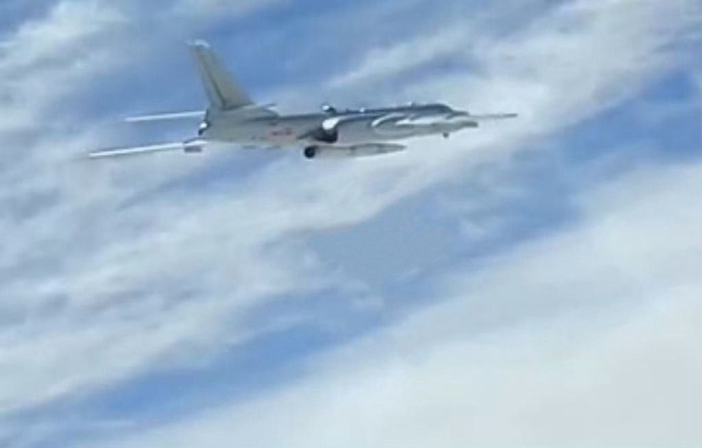 H-6N轰炸机挂载JL-1空射弹道导弹的第一个官方画面啥时候能这样飞给大家看，9