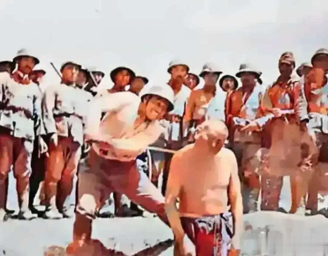 在二战期间，日本军队在战场上俘虏了一名美国士兵。日本士兵们都光着膀子来到处决现场