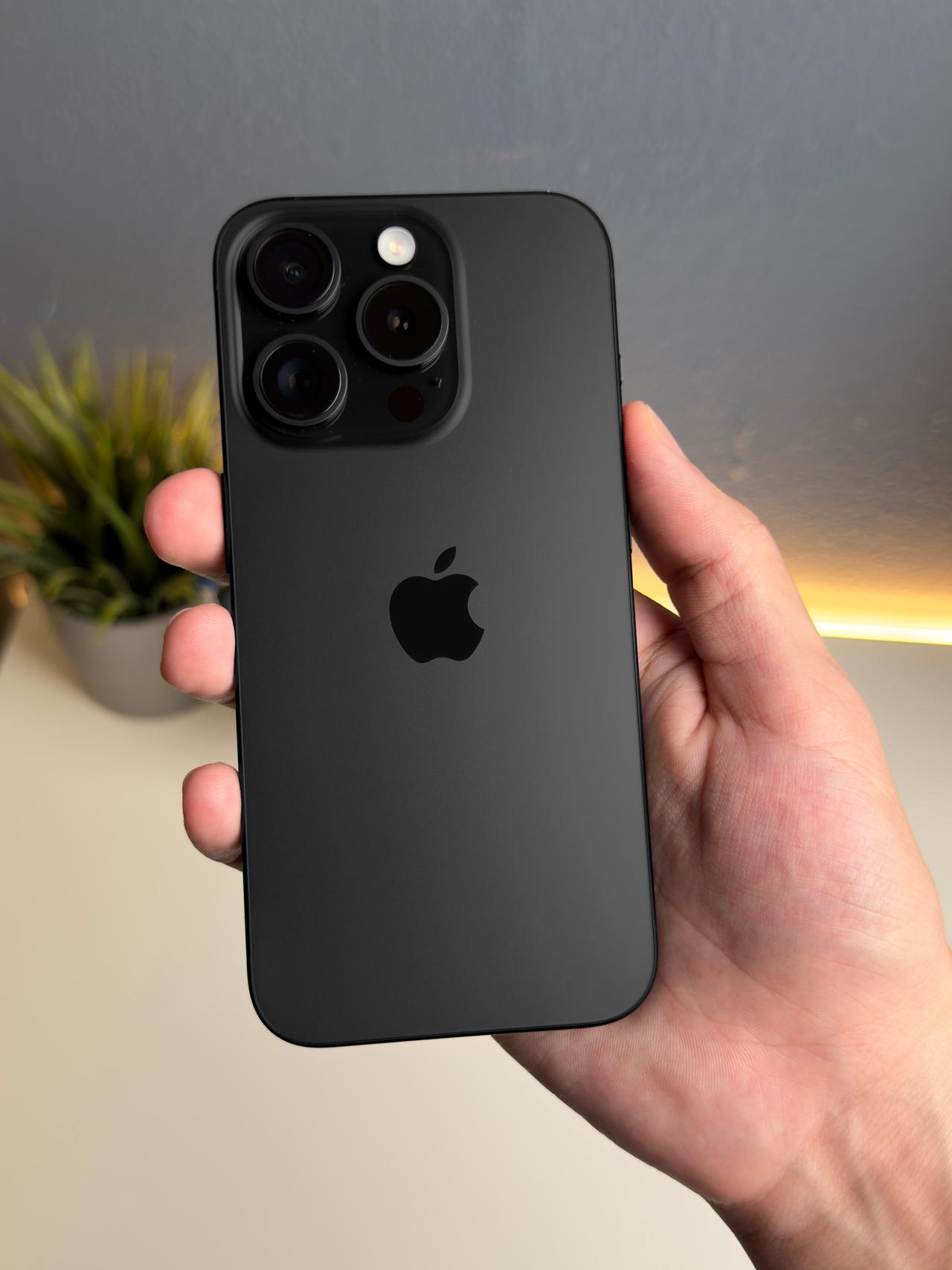 iPhone16Pro系列会重新推出深空灰的配色，整体感觉如图所示，前几代Pro