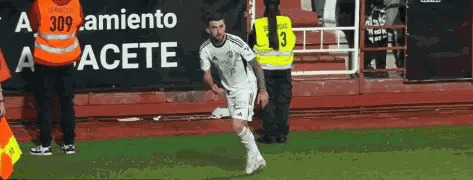 如果让ai创造一场皇马输给一个次级联赛保级队的比赛，那可太有真实写照了。
这情况