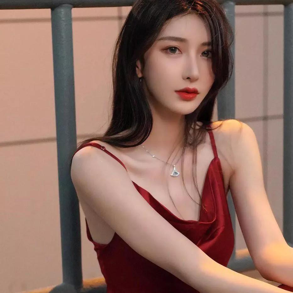 红衣美人倚栏，心事几许？古韵红衣女神 红衣佳人写真 红衣古风少女 红衣少女自拍 