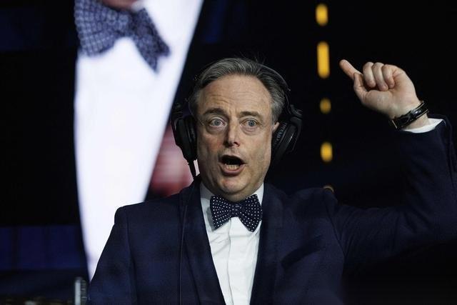 “想要俄罗斯低头，除非美国百分之百支持。”这种话听着确实硬气，但比利时首相德韦弗