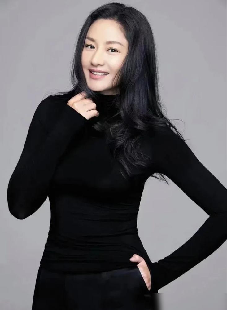 老公抱着“表妹”亲头发，全网骂他没边界，陈数这后妈当的，到底图个啥？
 
你以为