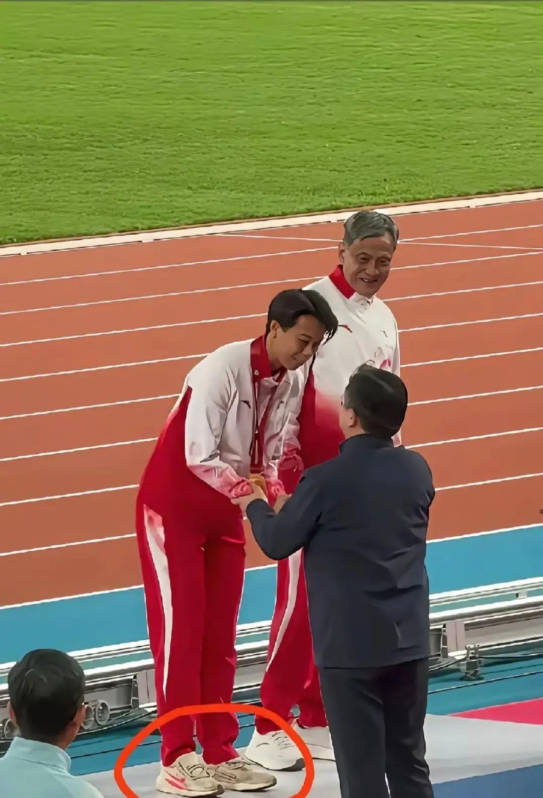 一觉睡醒
 
是不是全网都知道了
 
昨晚19点，广东主场的联赛现场，刘景扬上场