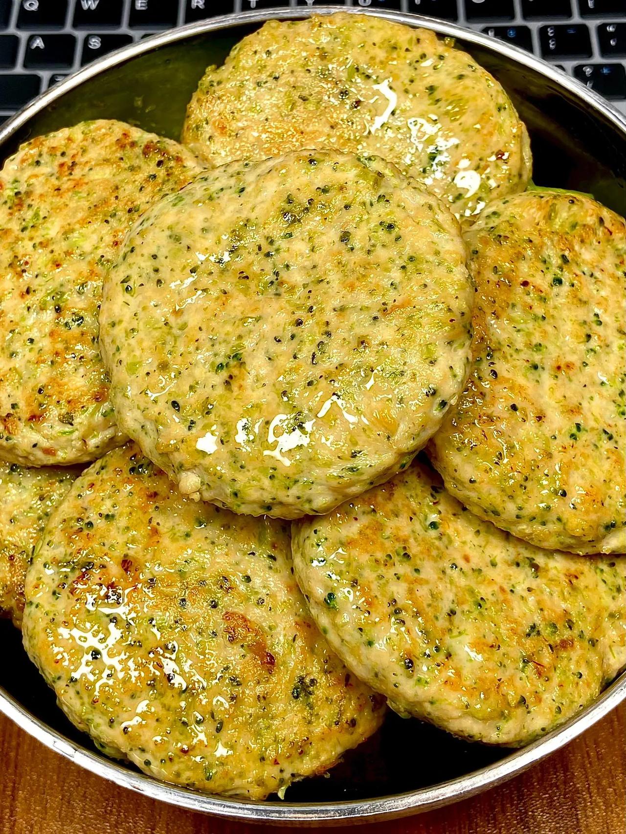 这个鸡胸肉饼也太好吃了!咬一口满嘴肉汁!
      吃过这个鸡胸肉饼的人都夸好