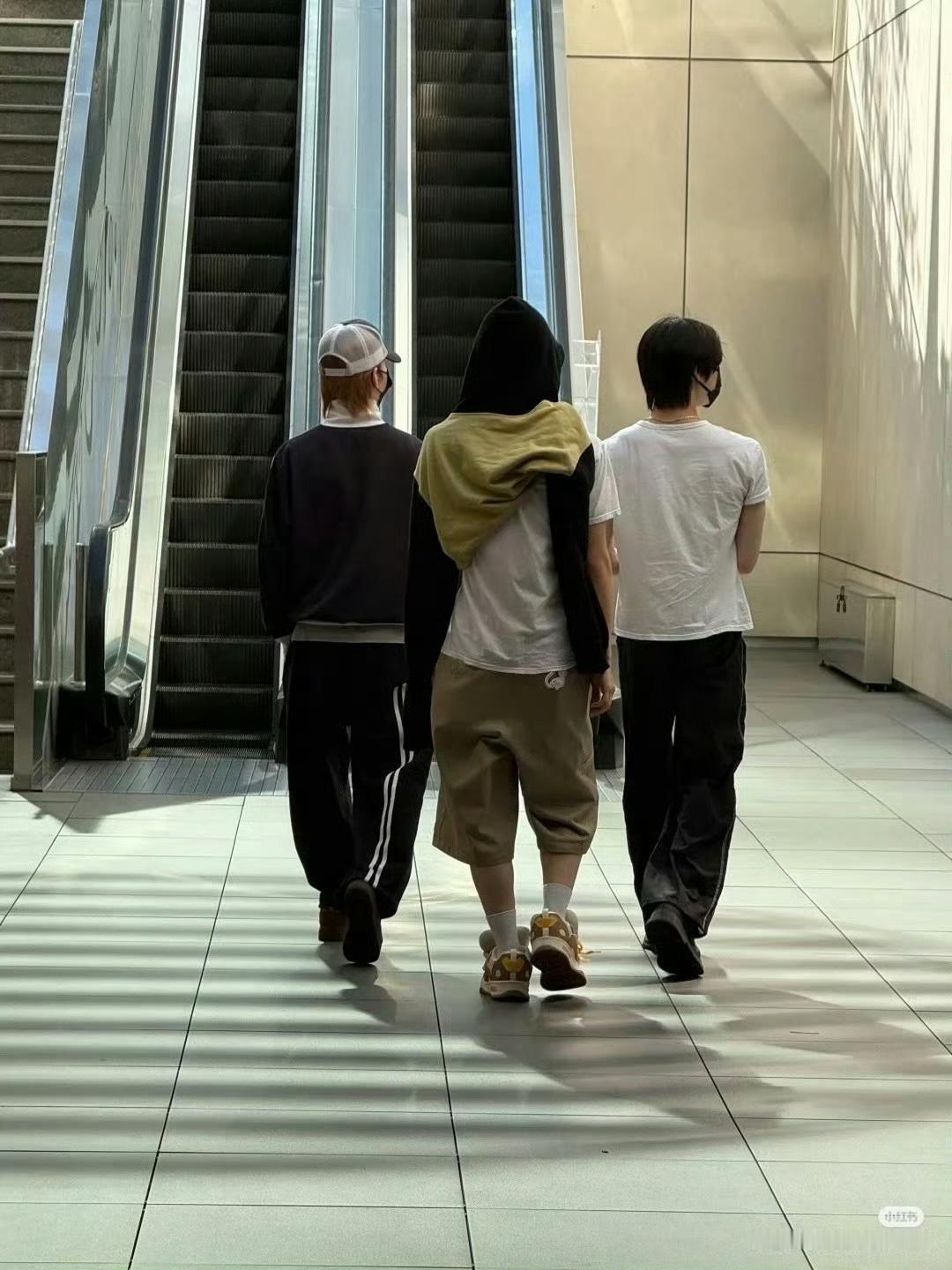 网友偶遇到的SMTR25练习生吴弦俊、Daniel、JustinJay ​​​