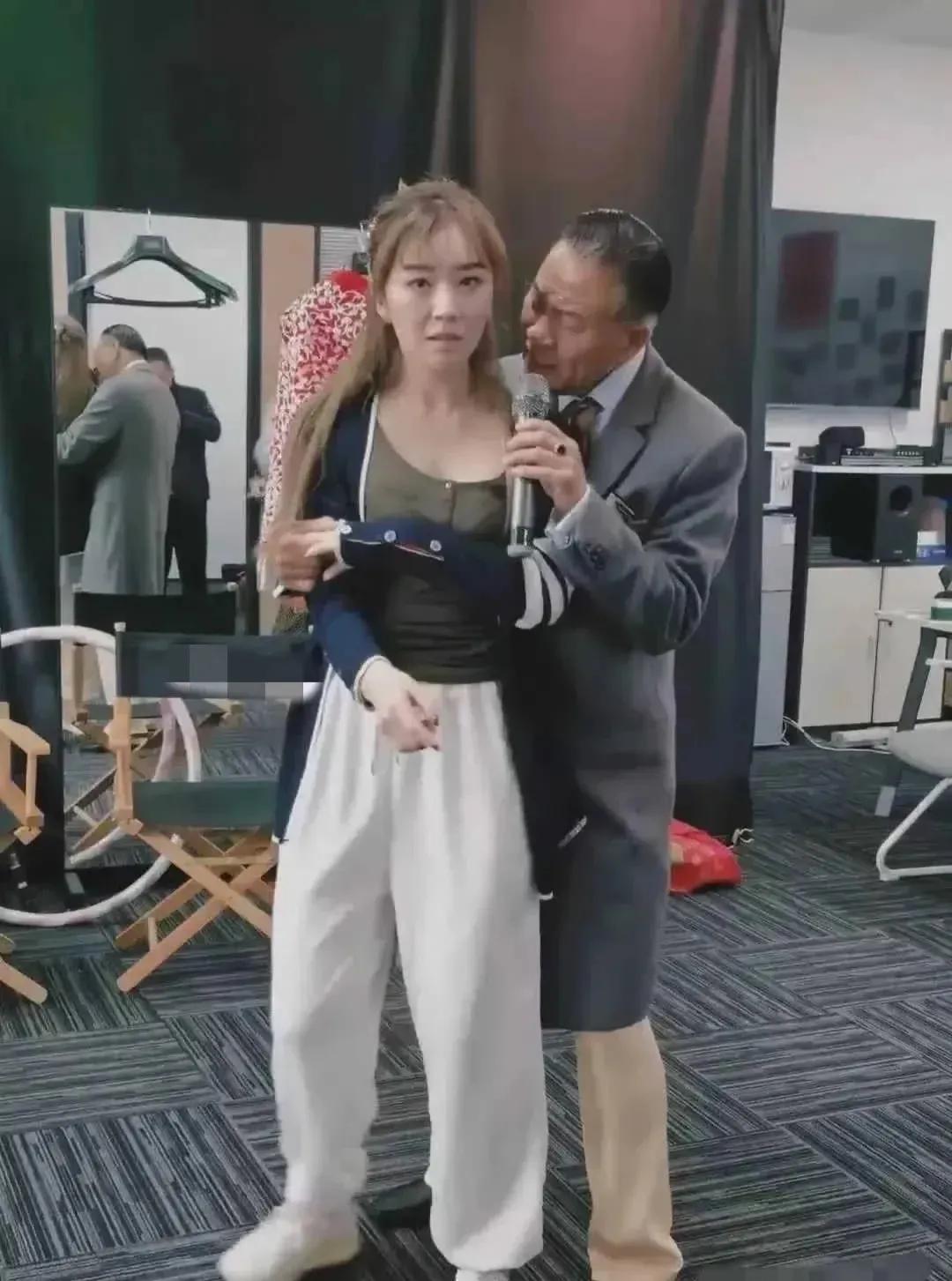 万梓良真的老了啊！有一位美女围绕在大哥旁边，两人似乎正在亲密地交谈或互动。大哥手