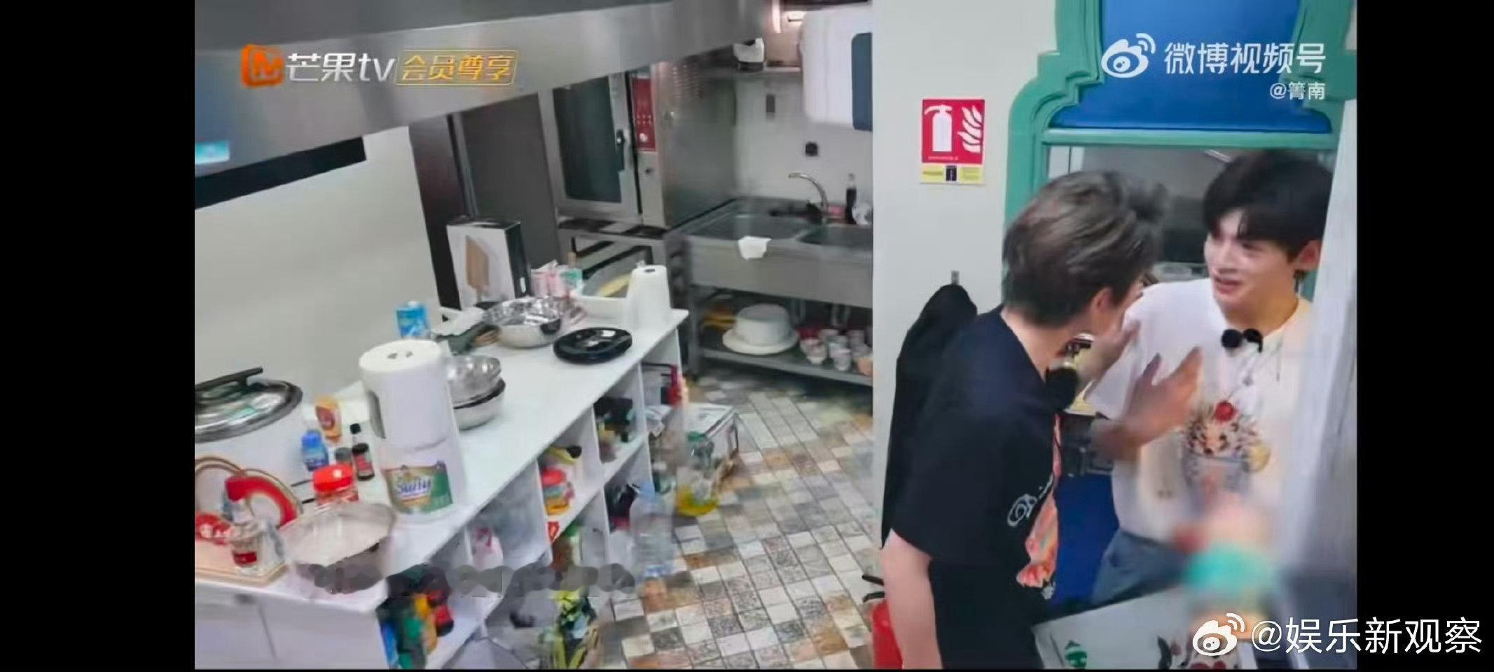 翟潇闻[超话]谁来把翟潇闻的电池抠了中餐厅中餐厅名场面 被翟潇闻的放飞戳中！中餐