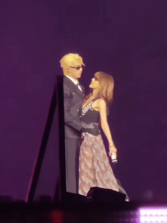 两位对着装逼的营业感真的太强了，没有一丝若有似无的情愫，只有想装死对方的决心。王