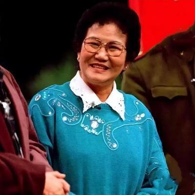 两任丈夫，一个死于劳改，一个死于心脏病，独生女儿，脑瘫，七岁夭折，她一个人把这些