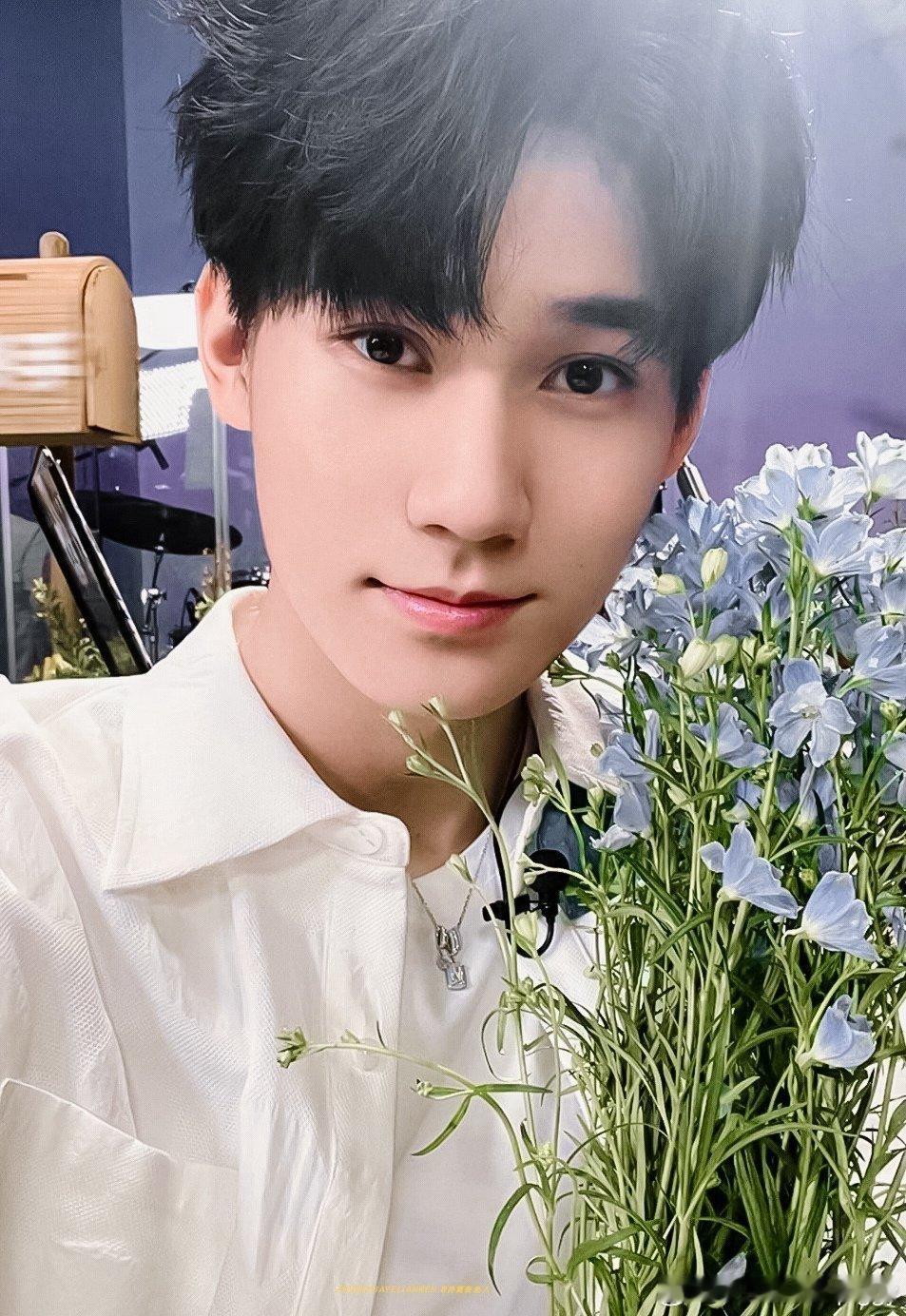 #张真源19岁vs21岁##张真源捧花自拍照# 19岁的张真源vs21岁的张真源